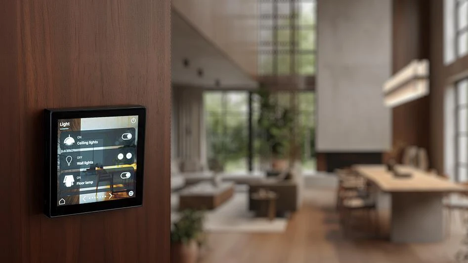 Panel sentuh iONprime CP4 terpasang pada interior hunian